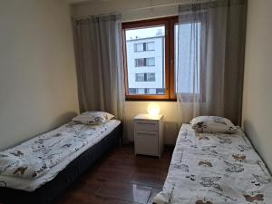 羅瓦涅米的住宿－Elice Apartment，小型客房 - 带2张床和窗户
