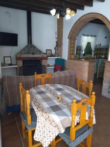 Valle de Abdalagís的住宿－Las esperillas - caminito del rey，一间带桌子和沙发的用餐室