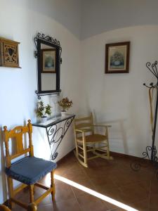 Valle de Abdalagís的住宿－Las esperillas - caminito del rey，客厅配有两把椅子和镜子
