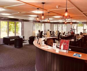 ein großes Büro mit einer Bar mit Schreibtischen und Stühlen in der Unterkunft ibis Coventry South in Coventry