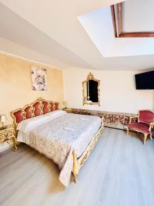 - une chambre avec un lit king-size et une lucarne dans l'établissement Residenza Bra Verona, à Vérone