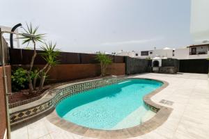 a swimming pool in the middle of a patio at Casa Rosanna in Playa Blanca
