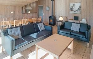 シーピンスリーにあるBeautiful Home In Kpingsvik With Kitchenのリビングルーム(ソファ2台、テーブル付)