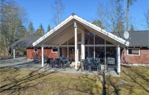 - une véranda couverte avec des chaises dans l'établissement Beautiful Home In Kpingsvik With Kitchen, à Köpingsvik
