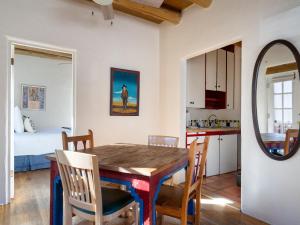 een keuken en eetkamer met een tafel en stoelen bij Casita Stieglitz in Santa Fe