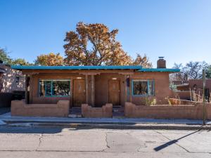een oud huis met een blauw dak op een straat bij Casita Stieglitz in Santa Fe
