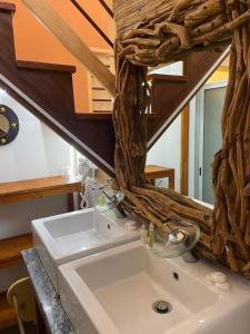 uma casa de banho com um lavatório e um espelho em Tienne Del Mar em Paul