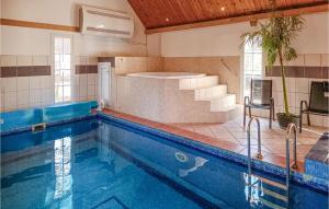 een zwembad met een trap in een huis bij Lovely Home In Kpingsvik With Wifi in Köpingsvik