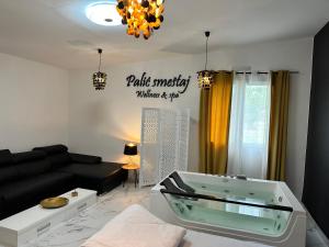 Postel nebo postele na pokoji v ubytování Apartman sa jakuzijem