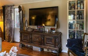 ein Wohnzimmer mit einem Flachbild-TV auf einem Entertainment-Center in der Unterkunft Gorgeous Home In Huddinge With Wi-fi in Huddinge