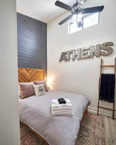 1 dormitorio con 1 cama y ventilador de techo en UGA Penthouse Downtown Athens Walk To Stadium, en Athens