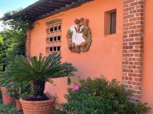 a picture of a couple on the side of a house at Agriturismo Podere Marchiano in Larciano
