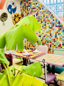 une salle à manger avec une table et une plante dans l'établissement Riad Eva, à Marrakech