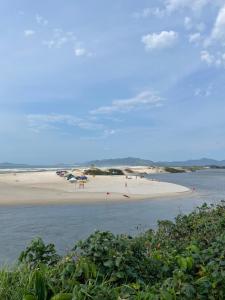 a beach with a group of cars parked on it at Guarda Flats in Guarda do Embaú