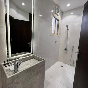 a bathroom with a sink and a shower at سيتي قولد للشقق الفندقيه in Taif