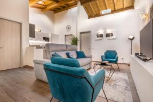 uma sala de estar com um sofá e duas cadeiras em Veronetta Stunning Rooftop with Lift em Verona