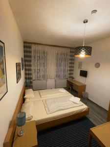 Postel nebo postele na pokoji v ubytování Krügers Hotel