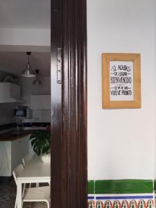 a sign on a wall next to a kitchen at LA CASA DEL VIENTO ATQ in Antequera +44 photos