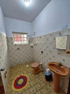 カラグアタトゥーバにあるCasa Prainha até 6 pessoasのバスルーム(洗面台、トイレ付)