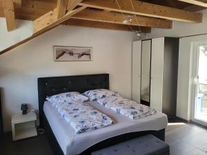 Schlafzimmer mit einem Bett mit einem schwarzen Kopfteil in der Unterkunft Apartment Katalin in Murau