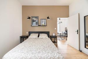 um quarto com uma cama e uma sala de jantar em les LOFTS de Saint Clair Un balcon à Toulon LOFT 4CH CLIM 8 PAX MAX em Toulon