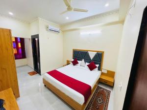 Schlafzimmer mit einem Bett und einem Deckenventilator in der Unterkunft Jai hari vilas in Jodhpur
