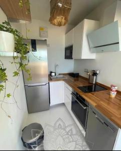 una cocina con electrodomésticos de acero inoxidable y encimeras de madera en Beach Front Apartment en Gibraltar