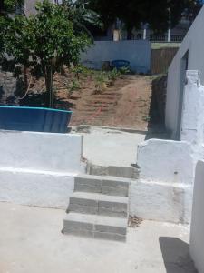 um conjunto de escadas de betão num quintal em Hostel Leonardo cinco estrelas em Vitória
