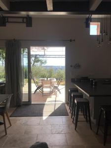 Zimmer mit einem Tisch und Stühlen sowie einer Terrasse in der Unterkunft Grain de Paille in Draguignan