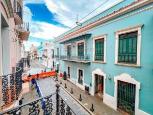 聖胡安的住宿－65 Fortaleza 1 - N Colonial Apt W/ Balconies & Views，从大楼的阳台上可欣赏到街道景色