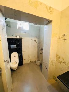 a bathroom with a toilet and a sink at Jai hari vilas in Jodhpur