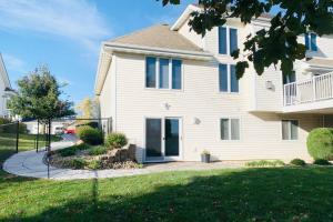 una grande casa bianca con un vialetto d'accesso di La Casita a Freeport