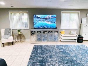 uma sala de estar com uma televisão de ecrã plano na parede em La Casita em Freeport