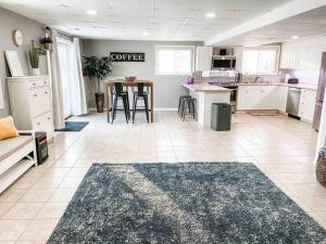 una cucina con mobili bianchi, tavolo e sedie di La Casita a Freeport