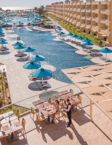 una vista aérea de una piscina con mesas y sombrillas en Amwaj Beach Club Abu Soma, en Hurghada