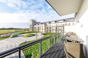 balcone con vista su un edificio di Alte Seefahrtschule - Zwei Wasser a Wustrow