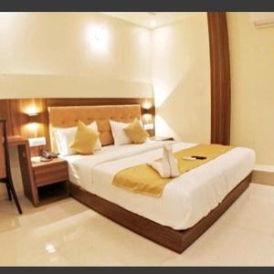 Postel nebo postele na pokoji v ubytování Hotel Emerald Near T2 International Airport Mumbai