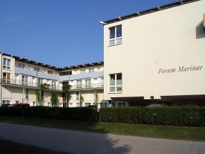 Un gran edificio blanco al lado de una calle. en Forum Marinar, en Bansin