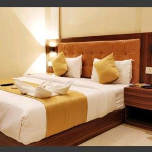 Postel nebo postele na pokoji v ubytování Hotel Emerald Near T2 International Airport Mumbai