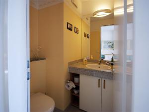 Un baño con lavabo e inodoro en Forum Marinar, en Bansin 22 fotos más