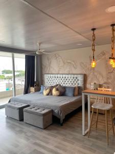卡塔赫纳Bahia 79 Apartasuites Cerca al Centro的一间卧室,配有一张带两个泰迪熊的床