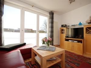 una sala de estar con un sofá y una mesa en Forum Marinar, en Bansin