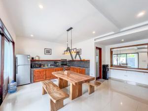 Kuchyň nebo kuchyňský kout v ubytování Villa Alamanda Canggu Bali