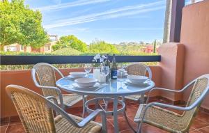 uma mesa e cadeiras na varanda de uma casa em Gorgeous Apartment In Casares With House A Mountain View em Casares