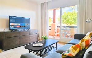 sala de estar con TV y mesa en Cozy Apartment In Casares With Swimming Pool, en Casares