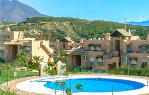 uma villa com piscina em frente a um edifício em Gorgeous Apartment In Casares With House A Mountain View em Casares
