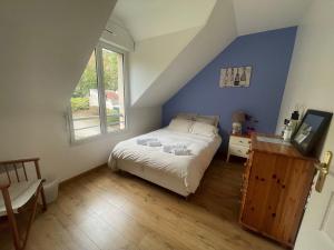 een slaapkamer met een bed en een raam bij Paris & Versailles at your feet! Shared room in nice house in Meudon