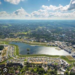 una vista aérea de una ciudad con un lago en City Wohnung Zentral 89-11 en Dortmund
