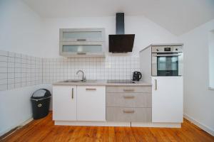 cocina con fregadero y nevera en City Wohnung Zentral 89-11 en Dortmund