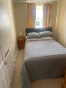 Un dormitorio con una cama grande y una ventana en Leamington Loft, en Leamington Spa